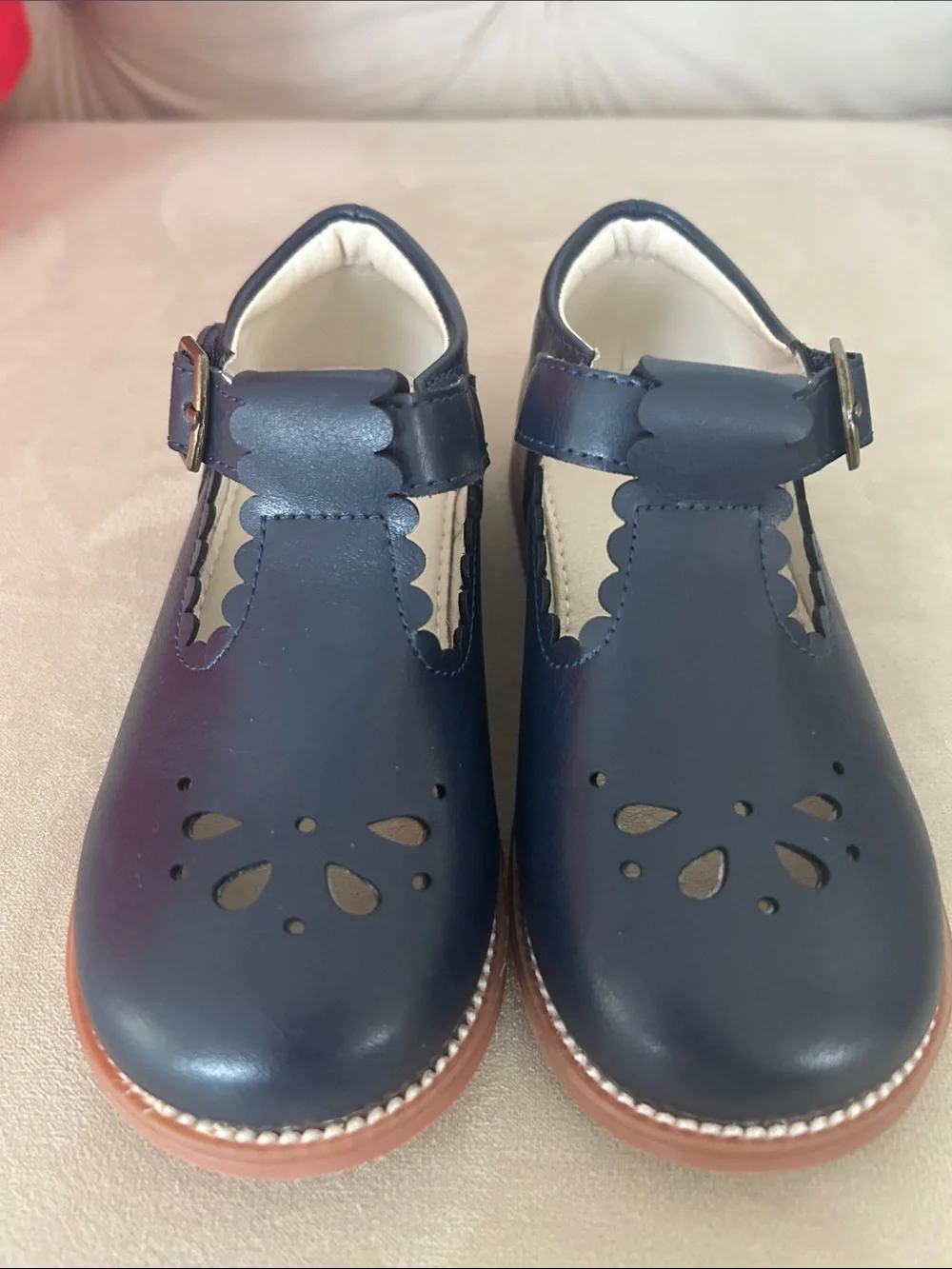 Toddler girls size 9 like new nwot Mary Jane dress shoe scalloped velcro strap